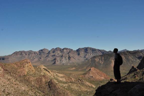 Admirando a beleza da Sierra de Santa Marta, região de San Ignacio, no deserto Vizcaino (Baja California - México)